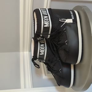 Moon Boot Classic Low Black Size US 9/10.5